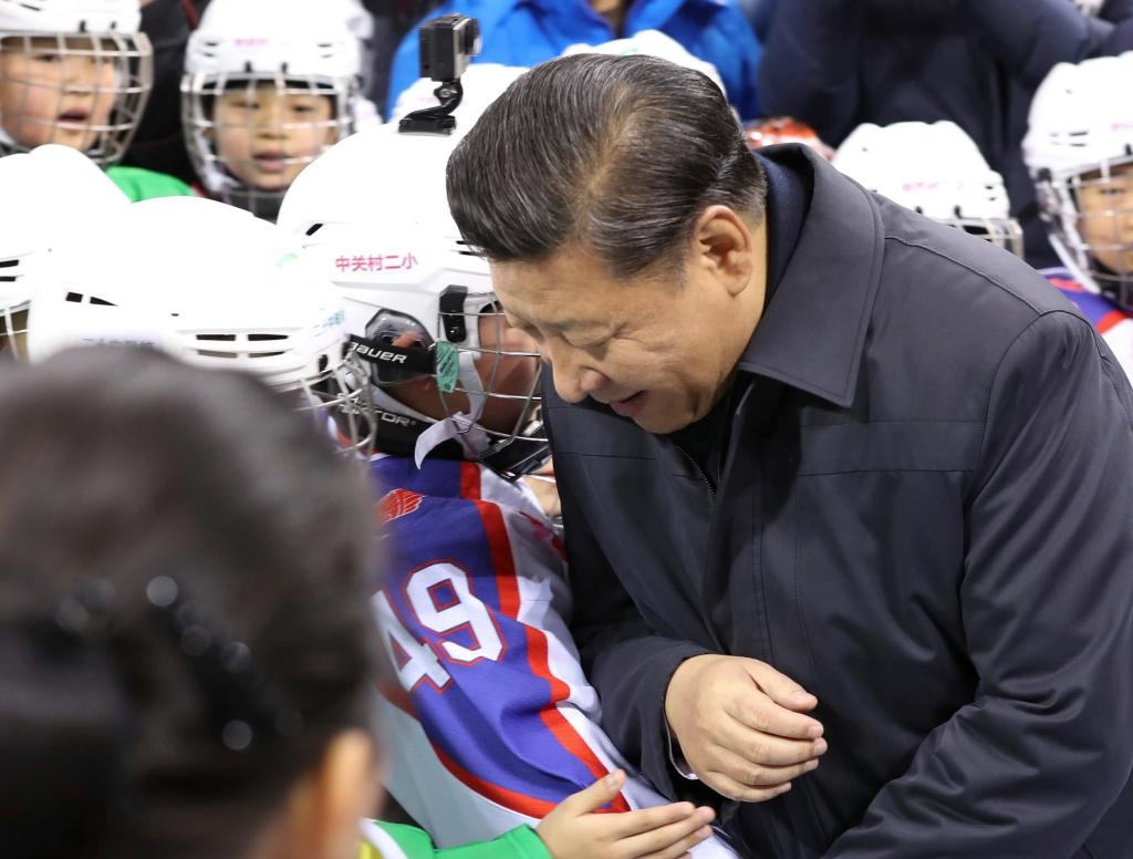 2017年2月24日，習(xí)近平總書記在北京五棵松體育中心考察時同青少年冰球愛好者“撞肩”，表示相互問候。新華社記者 丁林 攝
