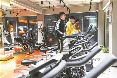 年輕人在江蘇省一人才社區(qū)的健身房運(yùn)動(dòng)。 新華社記者 楊磊攝
