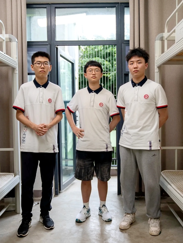 三名同學(xué)在宿舍合影。清華大學(xué)供圖