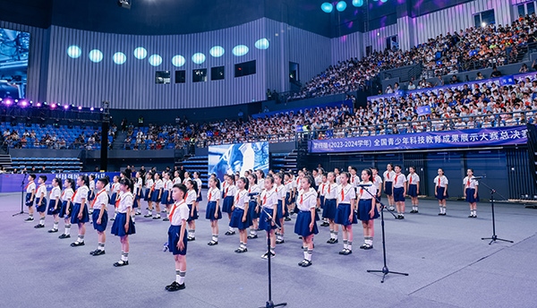 開(kāi)幕式現(xiàn)場(chǎng)，學(xué)生們朗誦“科技強(qiáng)國(guó) 未來(lái)有我” 。主辦方供圖