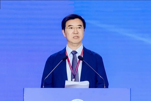 杜玉波在第八屆產(chǎn)教融合發(fā)展大會上作主旨報告。中國高等教育學會供圖