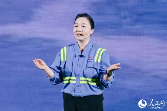 黃英紅講述在互聯(lián)網(wǎng)“種地”的故事。人民網(wǎng)攝