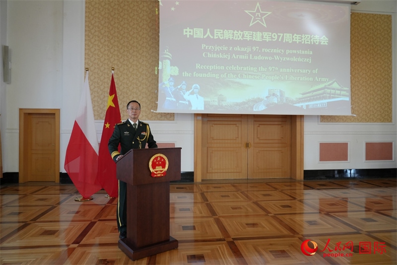 波蘭使館國(guó)防武官?gòu)堃笮Ｔ谡写龝?huì)上致辭。人民網(wǎng)記者 李增偉攝 