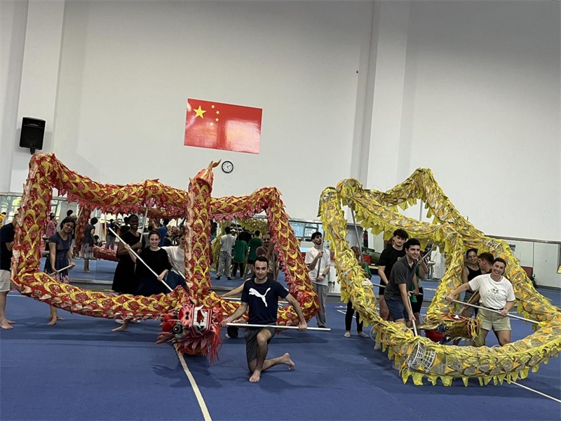 在中國和巴西共迎兩國建交50周年之際，巴西圣保羅州立大學孔子學院今年7月成功組織多批、近40名巴西青少年來華進行短期訪問交流，圖為訪問團成員在中國參加文化體驗活動。 巴西圣保羅州立大學孔子學院供圖