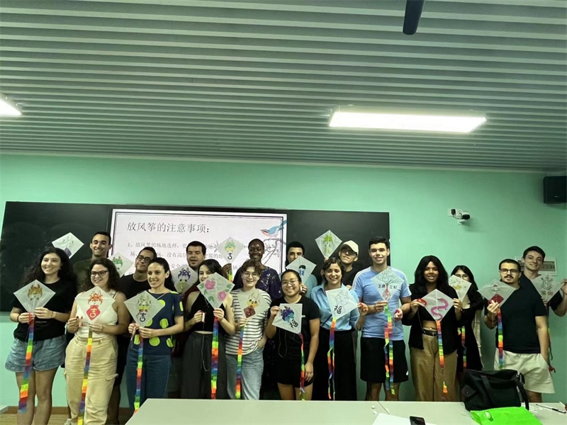 在中國和巴西共迎兩國建交50周年之際，巴西圣保羅州立大學孔子學院今年7月成功組織多批、近40名巴西青少年來華進行短期訪問交流，圖為訪問團成員參加文化體驗活動。 巴西圣保羅州立大學孔子學院供圖