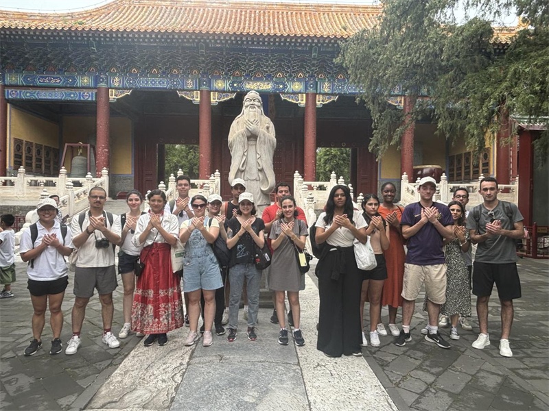 在中國和巴西共迎兩國建交50周年之際，巴西圣保羅州立大學孔子學院今年7月成功組織多批、近40名巴西青少年來華進行短期訪問交流，圖為訪問團成員參加文化體驗活動。 巴西圣保羅州立大學孔子學院供圖