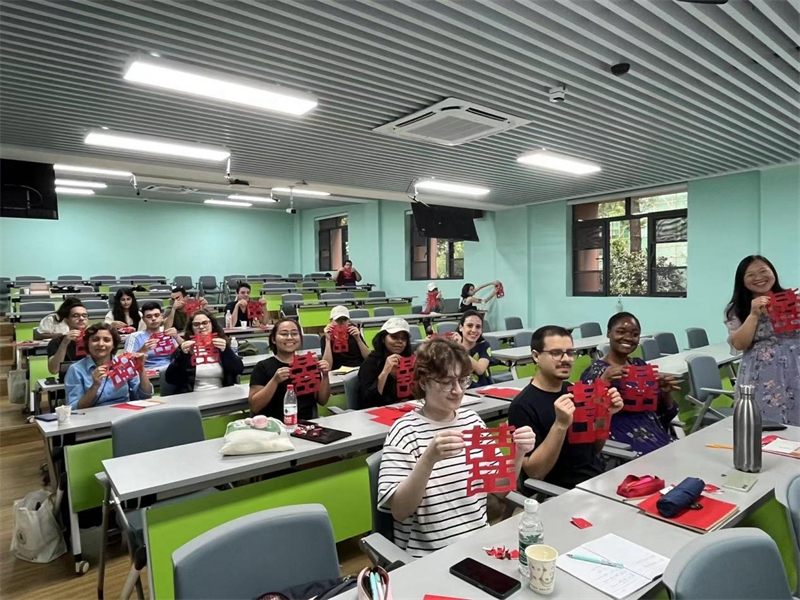 在中國和巴西共迎兩國建交50周年之際，巴西圣保羅州立大學孔子學院今年7月成功組織多批、近40名巴西青少年來華進行短期訪問交流，圖為訪問團成員參加文化體驗活動。 巴西圣保羅州立大學孔子學院供圖