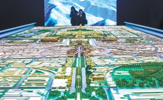 首都博物館“輝煌中軸”展廳內(nèi)，十六米長的中軸線沙盤，配以立體投影技術(shù)，展現(xiàn)北京中軸線之壯美。 本報記者 武亦彬攝
