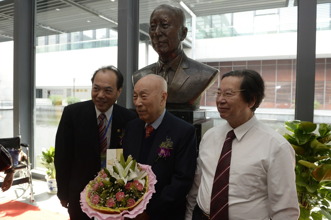 2014年7月31日，“寧波幫”代表人士李達(dá)三（中）在自己的塑像前留影。圖片來源：新華社