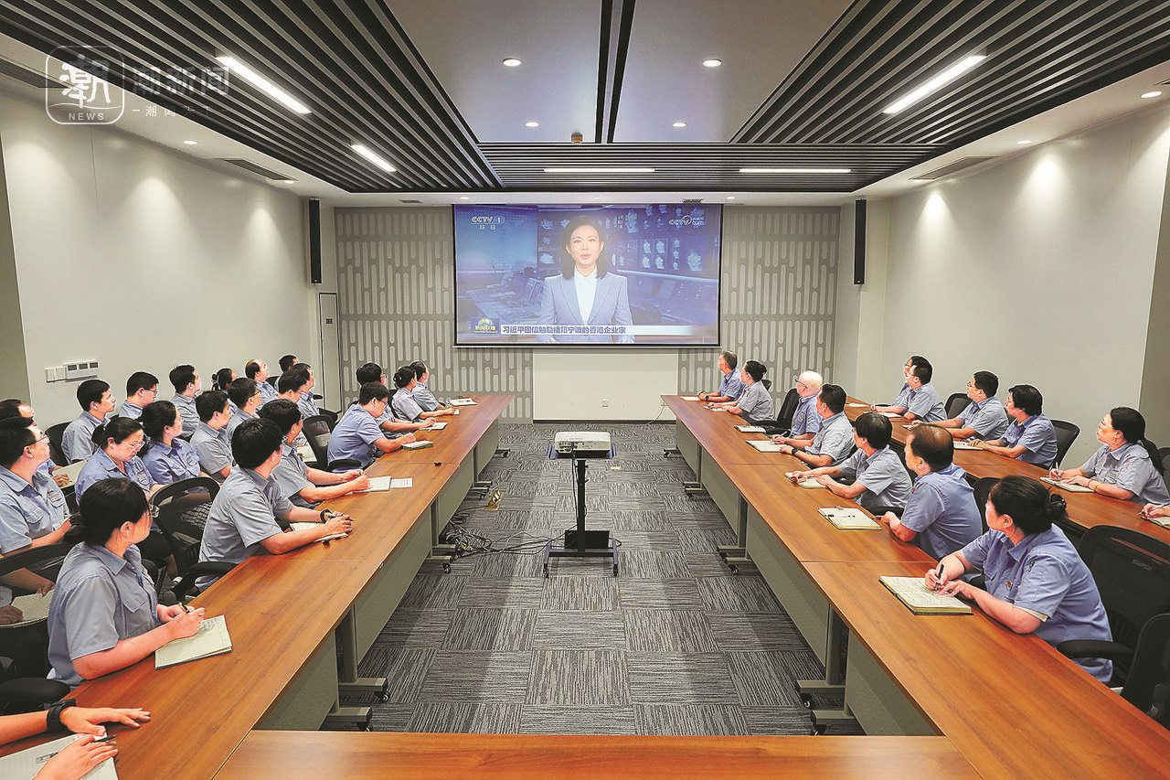 2024年8月1日晚，寧波永新光學(xué)股份有限公司員工集體觀看央視《新聞聯(lián)播》關(guān)于國(guó)家主席習(xí)近平給包陪慶、曹其鏞等祖籍寧波的香港企業(yè)家回信的報(bào)道。潮新聞?dòng)浾?賀元?jiǎng)P 彭鵬 周旭輝 攝