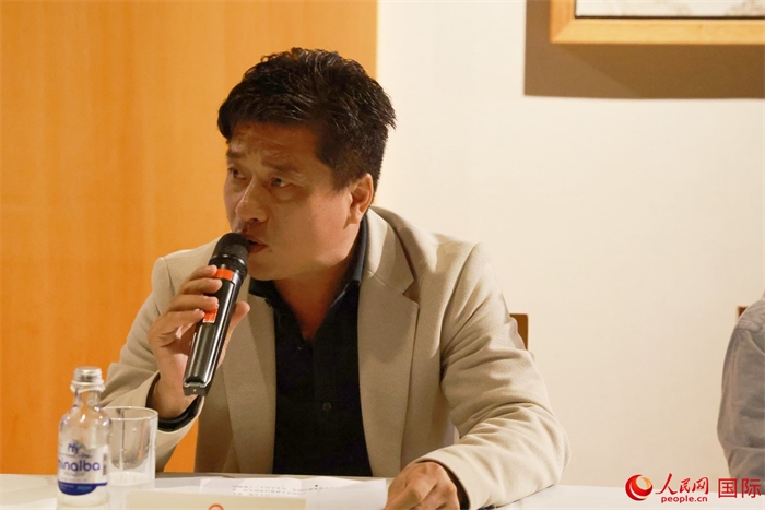 巴西中國(guó)浙江商會(huì)會(huì)長(zhǎng)鄭俠茂在座談會(huì)上致辭。人民網(wǎng)記者 陳海琪攝