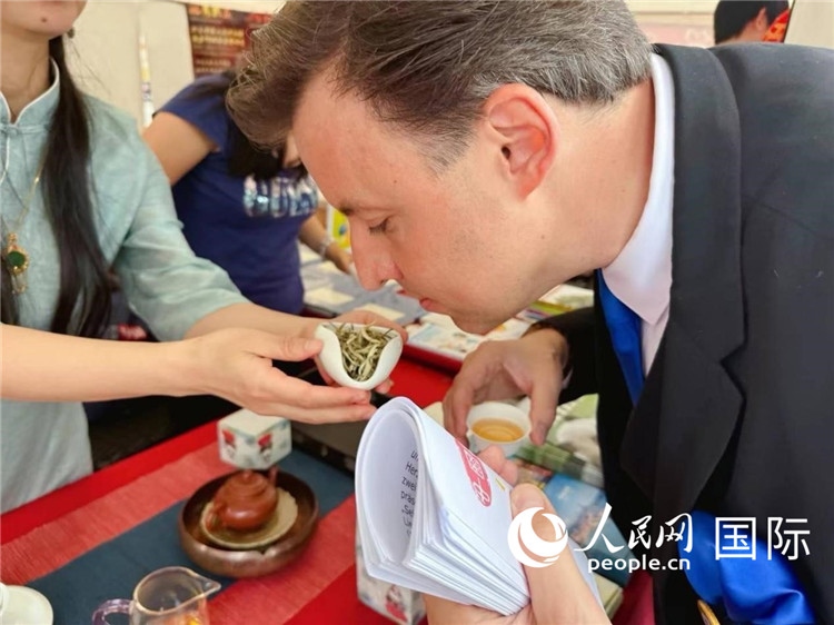 德國(guó)市民品鑒中國(guó)茶。人民網(wǎng)記者 劉赫攝