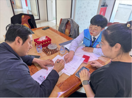 棋蒙政務(wù)企業(yè)服務(wù)中心幫辦代辦員為高老先生上門辦理業(yè)務(wù)。鄂托克旗政務(wù)服務(wù)與數(shù)據(jù)管理局供圖