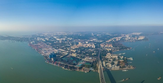 海南自貿(mào)港重點(diǎn)園區(qū)——洋浦經(jīng)濟(jì)開發(fā)區(qū)（2023年12月31日攝，無(wú)人機(jī)全景照片）。新華社記者 蒲曉旭 攝