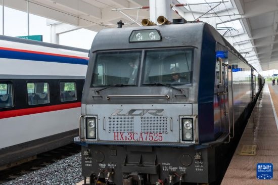 8月5日，由老撾籍火車司機(jī)獨(dú)立駕駛的滿載貨物的列車駛出中老鐵路萬象站。新華社發(fā)（凱喬 攝）