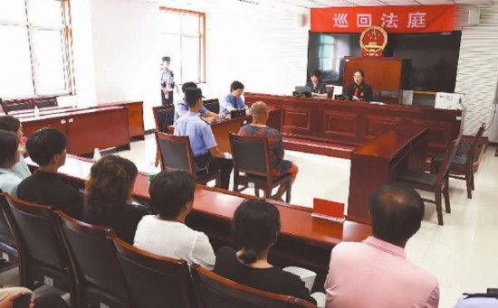 圖①：庭審現(xiàn)場(chǎng)。