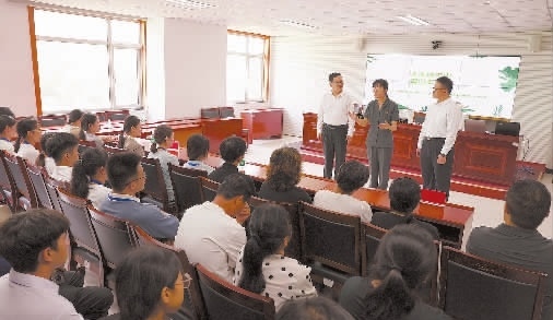圖③：干警以表演節(jié)目的形式宣傳保護(hù)生態(tài)環(huán)境的法律法規(guī)。