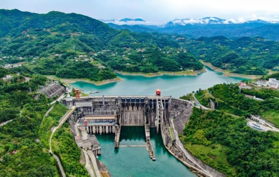這是陜西安康水電站大壩（2024年6月21日攝，無(wú)人機(jī)照片）。新華社記者 蔡湘鑫 攝