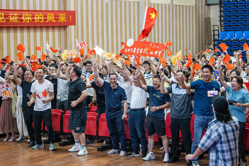 北京時(shí)間7月27日，2024年巴黎奧運(yùn)會(huì)首個(gè)比賽日，在射擊10米氣步槍混合團(tuán)體比賽中，中國(guó)選手黃雨婷/盛李豪獲得金牌。圖為黃雨婷的母校師生們通過(guò)收看奧運(yùn)直播的方式為她加油助威。