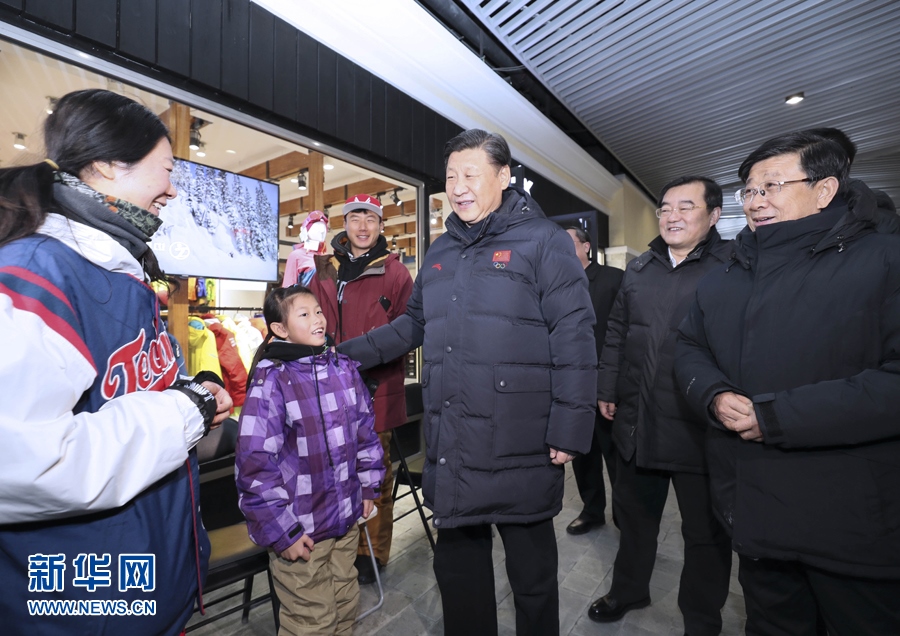 2017年1月23日，習(xí)近平總書記在河北省張家口市考察北京冬奧會(huì)籌辦工作。這是習(xí)近平在云頂滑雪場(chǎng)雪具大廳同游客和滑雪愛好者親切交談。新華社記者 蘭紅光 攝