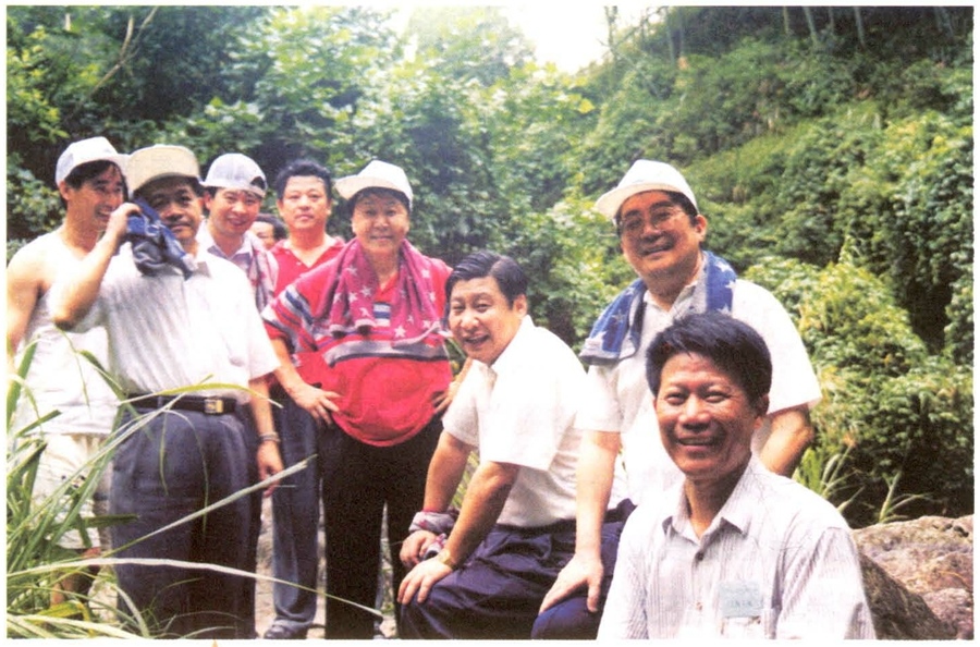 1999年6月，習(xí)近平在福州森林公園參加紀(jì)念毛主席“發(fā)展體育運(yùn)動(dòng)，增強(qiáng)人民體質(zhì)”題詞47周年登山健身活動(dòng)。（資料照片，來源：《習(xí)近平在福建》（下））