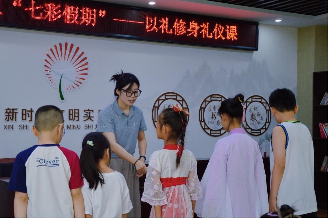 曲阜市小雪街道如意社區(qū)新時(shí)代文明實(shí)踐站以禮修身禮儀課。謝婉瑩 攝