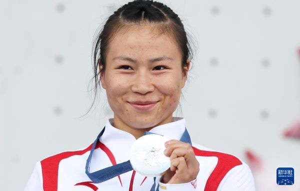 北京時(shí)間8月7日，在巴黎奧運(yùn)會(huì)攀巖女子速度賽比賽中，中國(guó)選手鄧麗娟獲得銀牌。圖為亞軍中國(guó)選手鄧麗娟在頒獎(jiǎng)儀式上。新華社記者 高靜 攝
