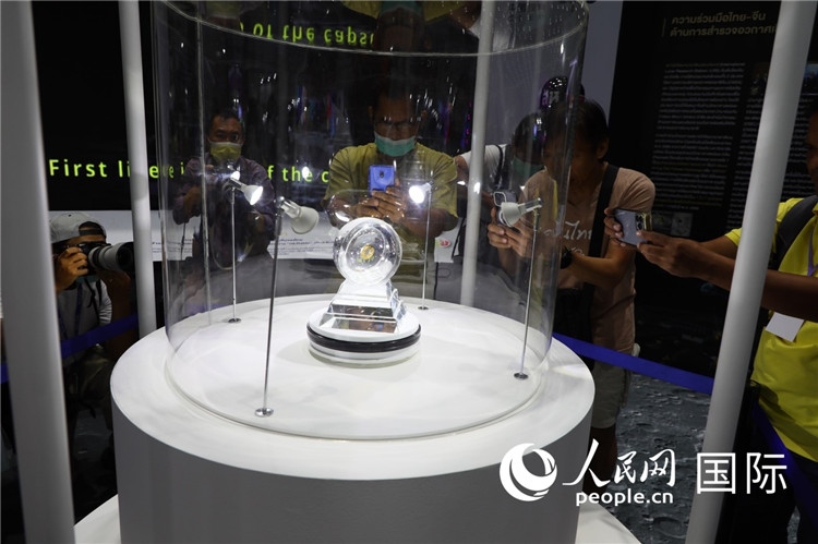 “嫦娥五號(hào)”探測(cè)器從月球帶回的月球樣品在泰國(guó)展出。人民網(wǎng)記者簡(jiǎn)承淵攝
