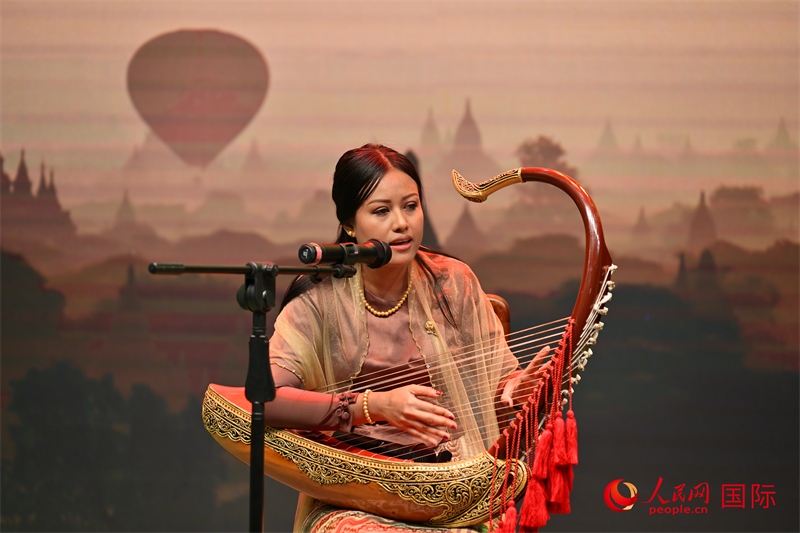 緬甸藝術(shù)家在開幕式上表演緬甸傳統(tǒng)樂(lè)器彎琴-人民網(wǎng)記者謝佳君攝