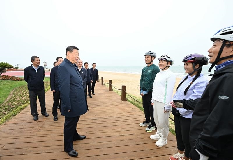2024年5月22日，習(xí)近平總書記在山東日照市陽光海岸綠道同市民親切交流。