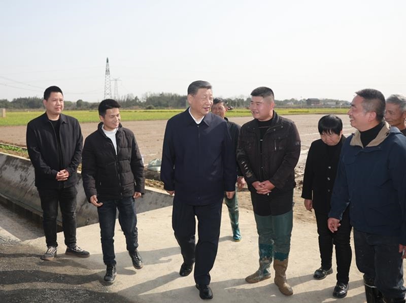 2024年3月19日，習(xí)近平總書記在湖南常德市鼎城區(qū)謝家鋪鎮(zhèn)港中坪村，同種糧大戶、農(nóng)技人員、基層干部親切交流。