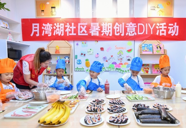 漯河市月灣湖社區(qū)青少年活動(dòng)室里，志愿者教孩子們做手工。 齊國霞攝