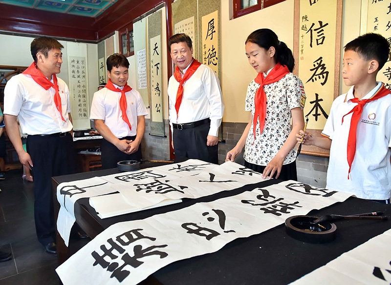 2014年5月30日，習(xí)近平總書記來(lái)到北京市海淀區(qū)民族小學(xué)，參加慶?！傲弧眹?guó)際兒童節(jié)活動(dòng)。這是總書記觀看學(xué)生書寫的毛筆字。