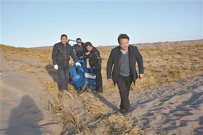 徐先英（右一）帶隊(duì)在沙漠腹地試驗(yàn)新型手扶式小沙障機(jī)。受訪者供圖