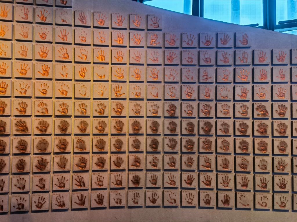 圖為侵華日軍南京大屠殺遇難同胞紀(jì)念館“三個(gè)必勝”展廳排列的648個(gè)鮮紅的手?。ň植浚Ｐ氯A社記者 邱冰清 攝