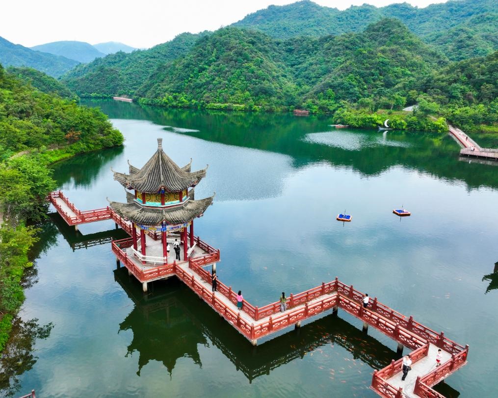 2024年8月11日，游客在湖南省雙牌縣陽明山國家森林公園萬和湖休閑游玩。新華社發(fā)（周秀魚春攝）