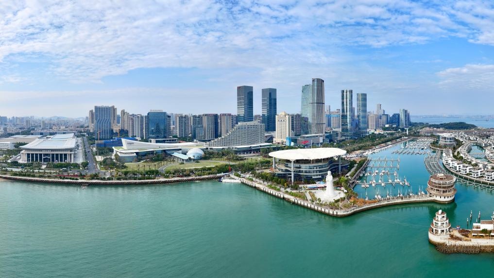 2024年1月24日拍攝的廈門國際會議中心、環(huán)島路一帶濱海城市景觀。新華社記者姜克紅攝