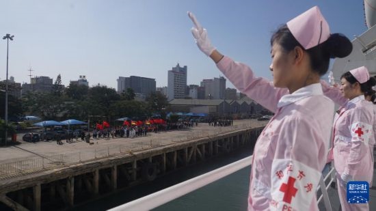 當?shù)貢r間8月16日上午10時許，執(zhí)行“和諧使命-2024”任務的中國海軍“和平方舟”號醫(yī)院船圓滿結束對莫桑比克的訪問，駛離馬普托港，前往本次任務第五站南非。新華社發(fā)（曹春耀 攝）