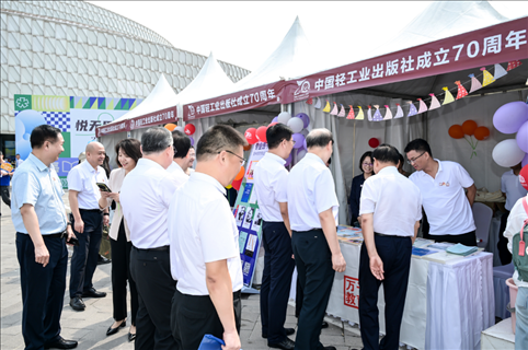 “書香滿園·輕閱七十年”圖書文化歡樂市集開市。主辦方供圖