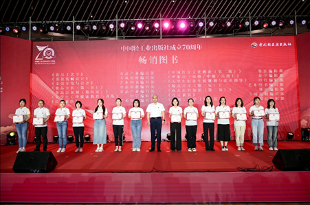活動(dòng)現(xiàn)場為近五年精品力作、暢銷圖書頒獎(jiǎng)。主辦方供圖