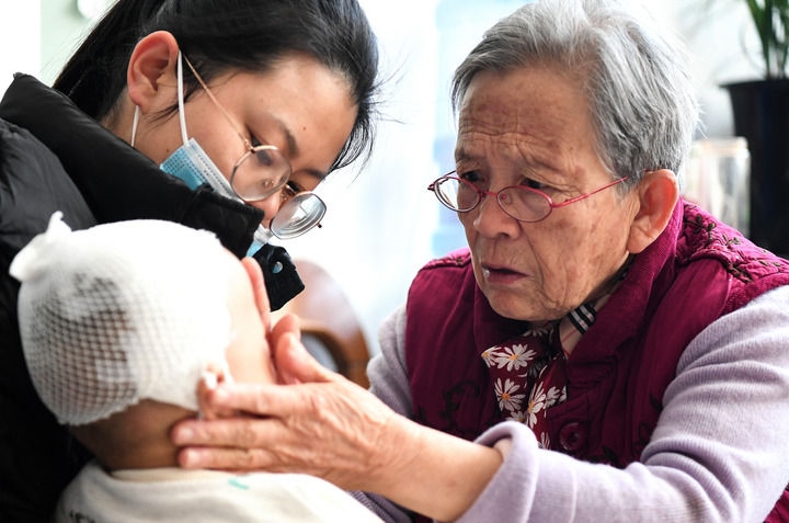 2022年11月16日，在陜西省榆林市佳縣，路生梅（右）在家中為患兒義診。 新華社發(fā)（鄒競一 攝）
