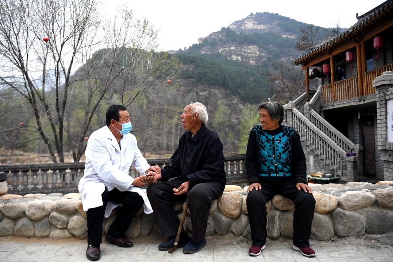 2020年4月15日，在河北阜平縣龍泉關(guān)鎮(zhèn)駱駝灣村，村醫(yī)霍建國(guó)為村民把脈。