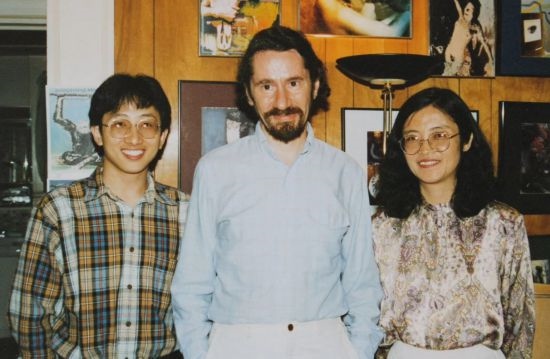 1992年，朱銳（左）赴美國(guó)杜蘭大學(xué)攻讀心靈哲學(xué)與認(rèn)知科學(xué)，師從心靈哲學(xué)和認(rèn)知科學(xué)家Radu Bogdan（中），右為朱銳師姐、北師大教授田平。