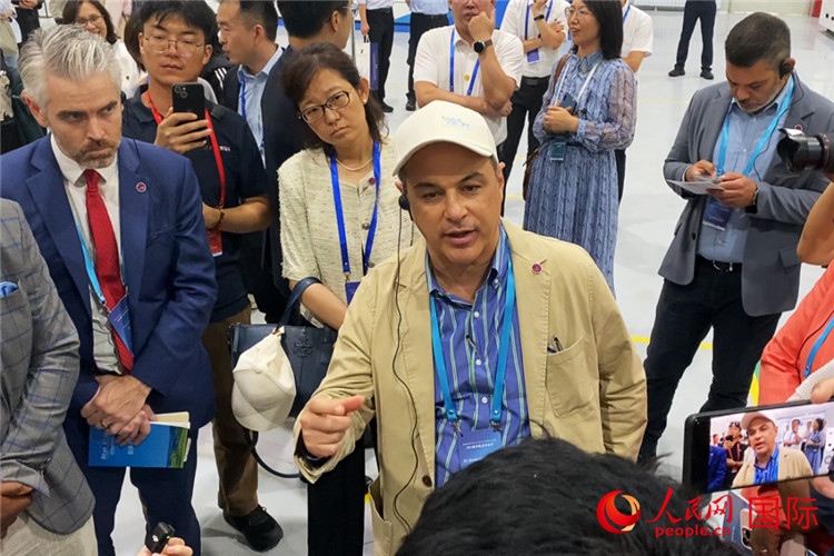 阿根廷駐華大使馬致遠(yuǎn)與億華通動(dòng)力科技有限公司總經(jīng)理于民討論關(guān)切問題。人民網(wǎng) 宋歌攝