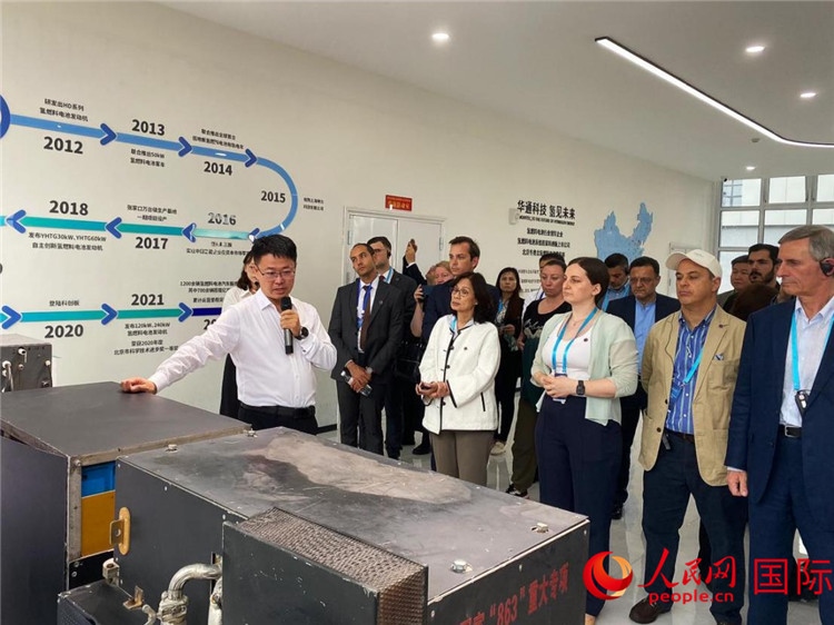 于民向駐華外交官和國(guó)際組織駐華代表介紹企業(yè)發(fā)展情況。人民網(wǎng) 宋歌攝