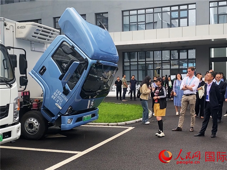 于民向駐華外交官和國(guó)際組織駐華代表介紹燃料電池車型。人民網(wǎng)記者 于洋攝