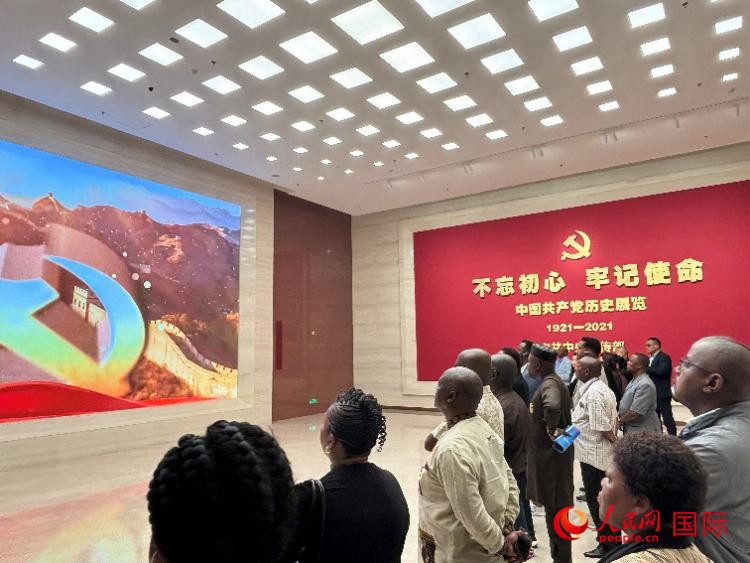 代表團(tuán)參觀“不忘初心 牢記使命”中國(guó)共產(chǎn)黨歷史展覽。人民網(wǎng) 曹欣悅攝
