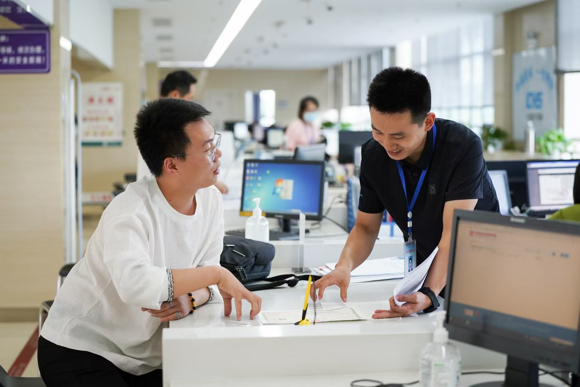 安徽省池州市市民在市政務(wù)服務(wù)大廳辦理業(yè)務(wù)。人民網(wǎng)記者 王銳攝