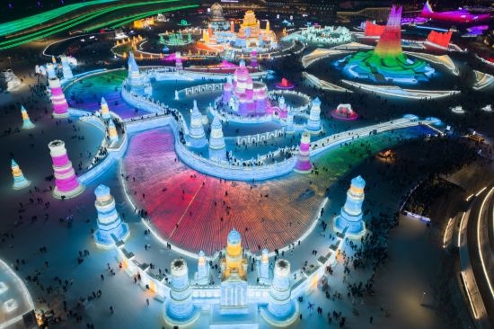 2024年1月1日，來自世界各地的游客在哈爾濱冰雪大世界園區(qū)內(nèi)游玩（無人機(jī)照片）。
