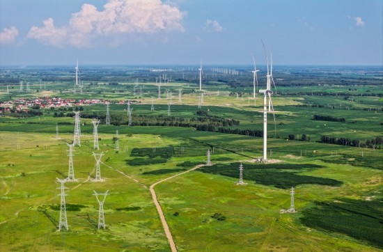 這是2024年7月19日拍攝的內(nèi)蒙古通遼238萬千瓦風(fēng)電項(xiàng)目（無人機(jī)照片）。此項(xiàng)目每年可將75億千瓦時(shí)清潔電能經(jīng)扎魯特—青州±800（千伏）直流特高壓外送通道送至山東地區(qū)消納，相當(dāng)于滿足受端地區(qū)超過300萬戶居民家庭用電需求，節(jié)約標(biāo)煤261萬噸，減少二氧化碳排放634萬噸。